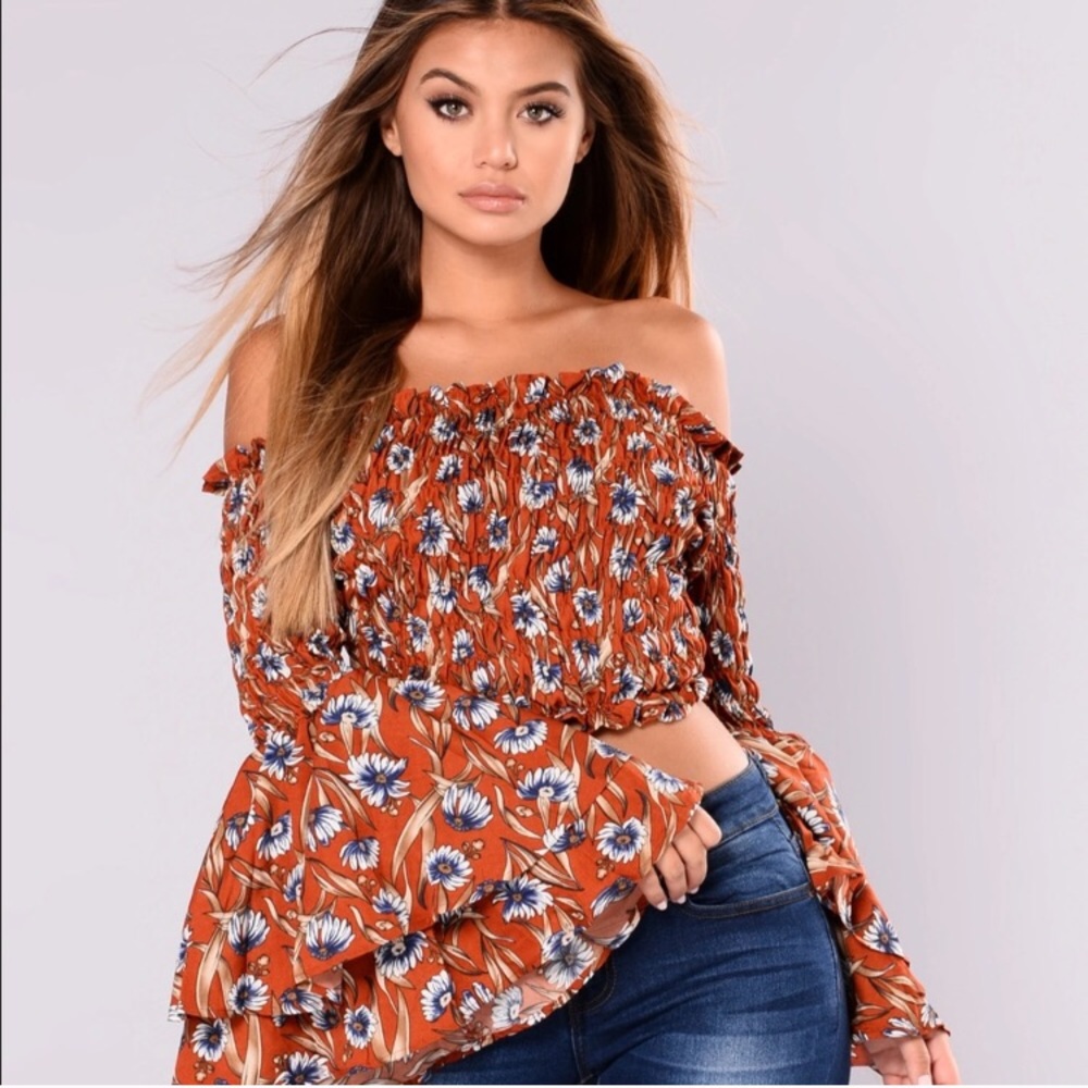 ❗ CLEARANCE❗Fashion Nova Smocked off the shoulder bell sleeve top